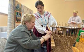 Собрали 30 коллективов из 4 стран. Как проходит фестиваль «Днепровские голоса в Дубровно»